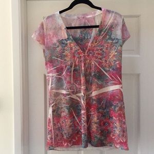 Blouse tee beautifully colored Perfect for summer.